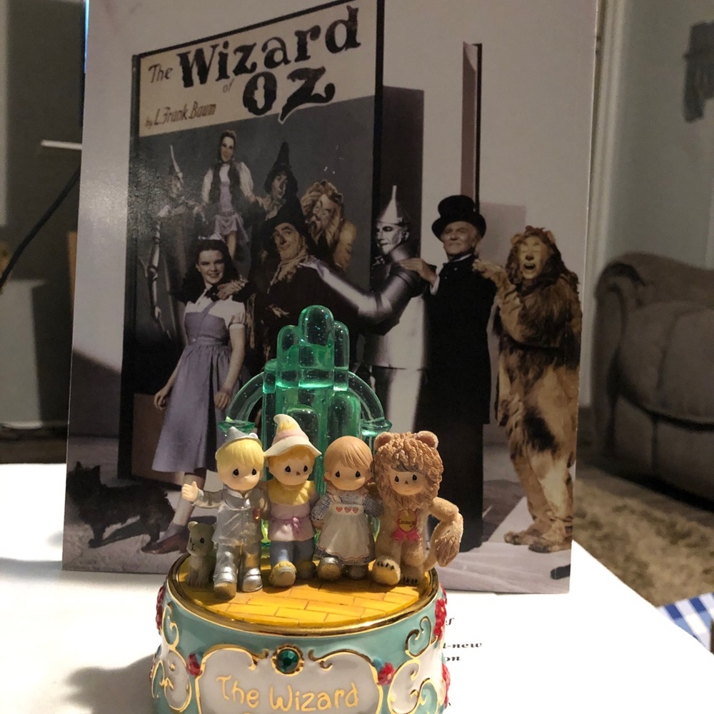 Wizard of OZ music box w/paper work and collectors magazine well taken care of